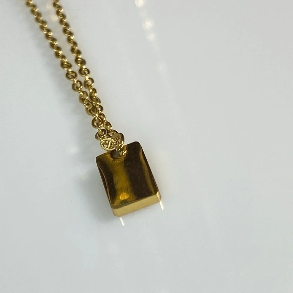 Initial Letter R Tag Necklace - Picture 6 of 7